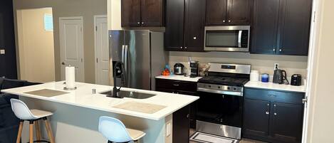 Een microgolfoven, een oven, een kookplaat, een vaatwasser