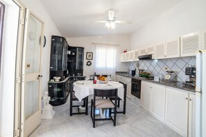 Standard House, Multiple Bedrooms (Villa Calò 2 200 meters from Sea) | Private kitchen | Fridge, oven, stovetop, coffee/tea maker - Villa Calò (Maruggio)