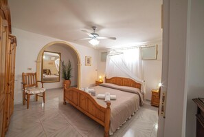 Standard House, Multiple Bedrooms (Villa Calò 1 200 meters from Sea) | 2 bedrooms, bed sheets - Villa Calò (Maruggio)