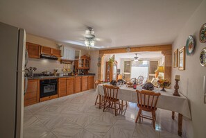 Villa estándar, 2 habitaciones (Villa Calò 1 200 meters from Sea) | Cocina privada | Refrigerador, horno, parrilla de estufa y cafetera y tetera 