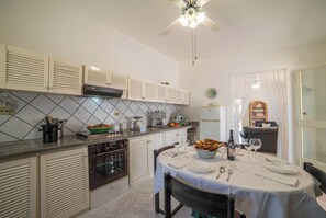 Standardvilla - flere soveværelser (Villa Calò 2 200 meters from Sea) | Privat køkken | Køleskab, ovn, kogeplade, kaffe-/temaskine