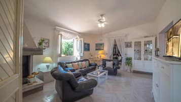 Nhà Tiêu chuẩn, nhiều phòng ngủ (Villa Calò 2 200 meters from Sea) | Khu phòng khách | TV 21-inch có truyền hình cáp