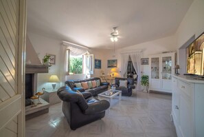 Villa estándar, 2 habitaciones (Villa Calò 2 200 meters from Sea) | Área de sala de estar | Televisión de 21 pulgadas con canales por cable 