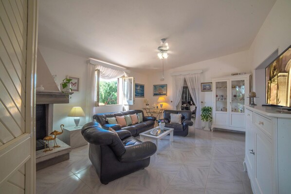 Standardvilla - flere soveværelser (Villa Calò 2 200 meters from Sea) | Opholdsområde | 21-tommers tv med kabelkanaler