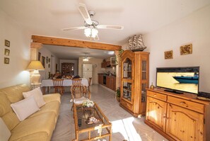 Villa Standard, camere multiple (Villa Calò 1 200 meters from Sea) | Area soggiorno | TV 21 pollici con canali via cavo