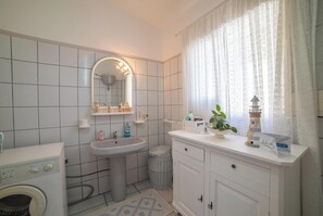 Standardvilla - flere soveværelser (Villa Calò 2 200 meters from Sea) | Badeværelse | Bruser, bidet, håndklæder, Sæbe