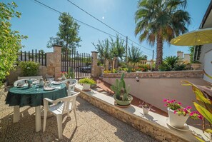 Outdoor dining - Villa Calò (Maruggio)