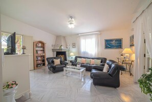 Standardvilla - flere soveværelser (Villa Calò 2 200 meters from Sea) | Opholdsområde | 21-tommers tv med kabelkanaler