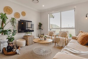 TV - Casa de Soleil - New Modern Home Central Location (Nowra)