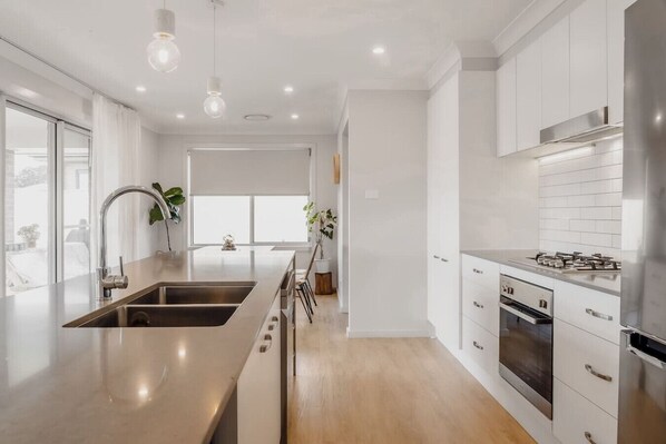 Jääkaappi, mikroaaltouuni, uuni, liesi