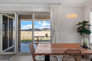 Dining - Casa de Soleil - New Modern Home Central Location (Nowra)