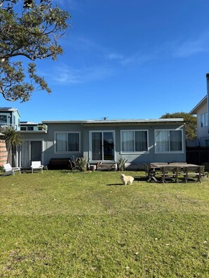 Outdoor dining - Noddy`s Charming Waterfront Cottage (Greenwell Point)