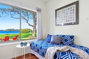 2 bedrooms, desk, iron/ironing board, WiFi - Noddy`s Charming Waterfront Cottage (Greenwell Point)