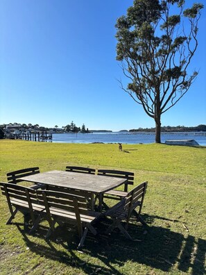 Outdoor dining - Noddy`s Charming Waterfront Cottage (Greenwell Point)