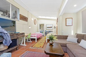 TV - Noddy's | Absolute Waterfront | Boat Parking (Greenwell Point)