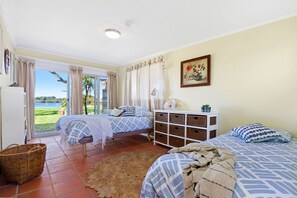 2 bedrooms, desk, iron/ironing board, WiFi - Noddy`s Charming Waterfront Cottage (Greenwell Point)