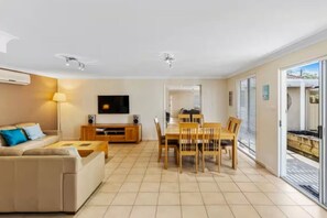 TV, video games - Great Family & Pet Friendly Home - Walk to Beach (Narrawallee)