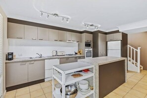 Microondas, horno, parrilla de estufa y lavavajillas 