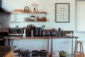Microwave, oven, dishwasher, coffee/tea maker