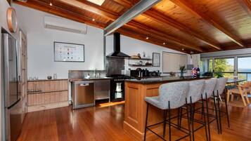 Microwave, oven, dishwasher, coffee/tea maker