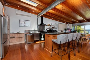 Microwave, oven, dishwasher, coffee/tea maker