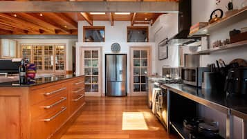 Mikrowelle, Ofen, Geschirrspüler, Wasserkocher mit Kaffee-/Teezubehör