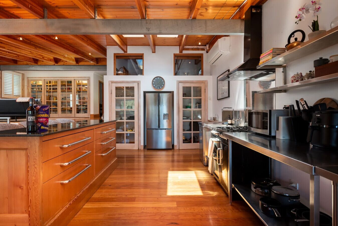 Microondas, horno, lavavajillas, cafetera/tetera