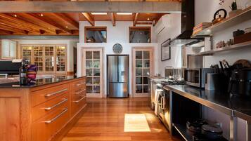 Microwave, oven, dishwasher, coffee/tea maker