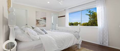 5 bedrooms, WiFi, bed sheets