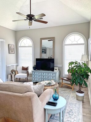Smart TV, books - Bright Myrtlewood Condo - One Mile to Beach and Broadway with Pools and Golf (Myrtle Beach)
