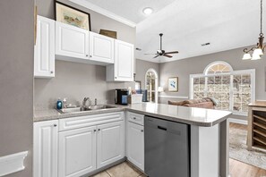 Kühlschrank, Mikrowelle, Ofen, Geschirrspüler