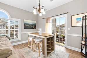 Interior - Bright Myrtlewood Condo - One Mile to Beach and Broadway with Pools and Golf (Myrtle Beach)