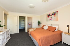 4 Schlafzimmer, Bügeleisen/Bügelbrett, Reisekinderbett, WLAN