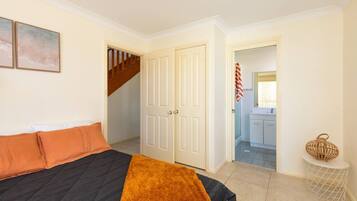 4 Schlafzimmer, Bügeleisen/Bügelbrett, Reisekinderbett, WLAN