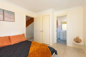 4 makuuhuonetta, silitysrauta/-lauta, vauvan matkasänky, Wi-Fi