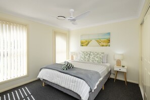 4 bedrooms, iron/ironing board, travel crib, WiFi - You, Me & The Sea | Walk to Mollymook Beach (Mollymook Beach)
