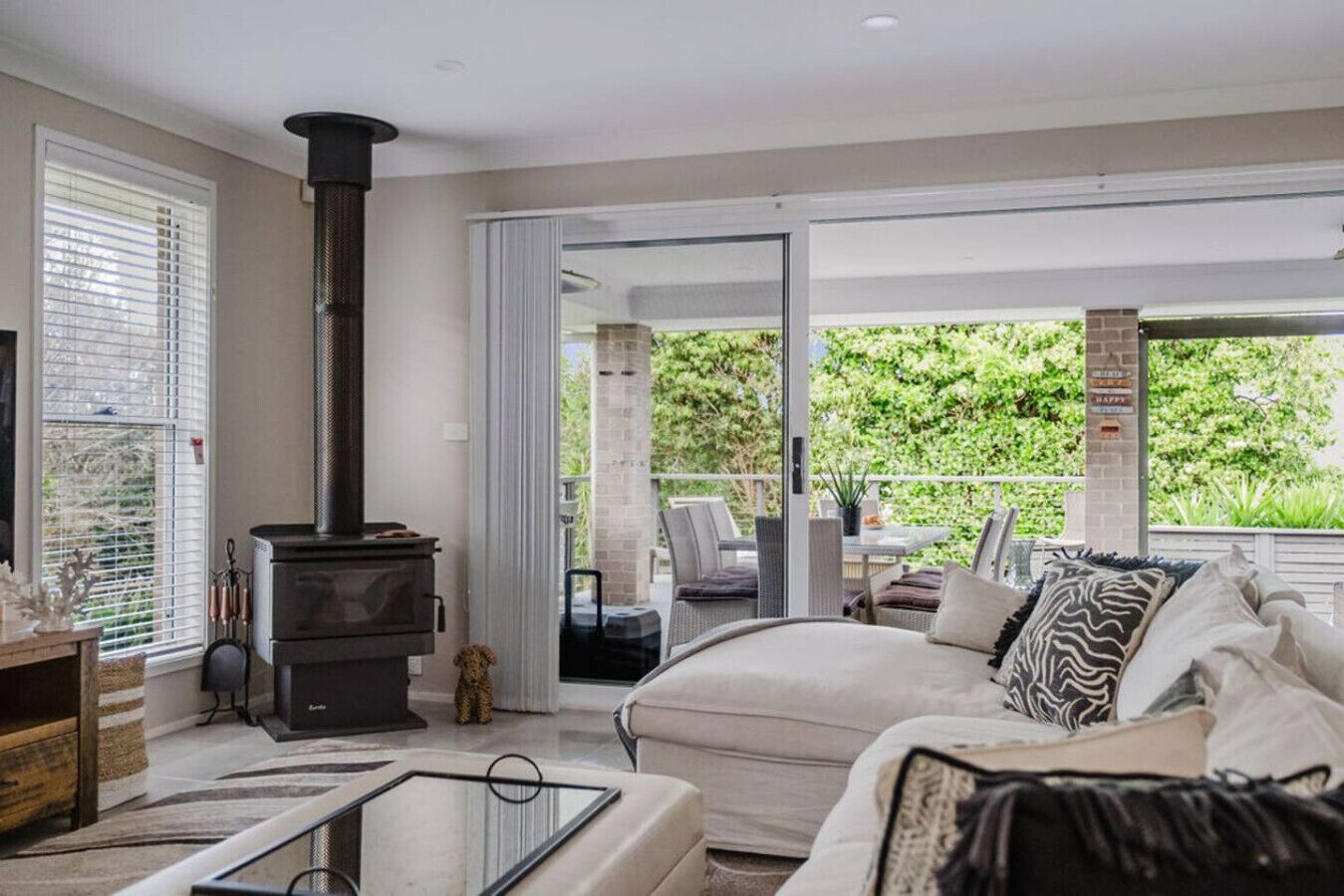 テレビ、暖炉、ステレオ