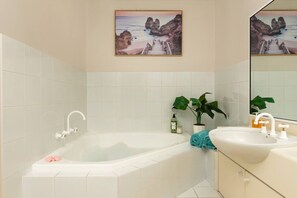 Hair dryer - SeaBreeze | Golfers Delight with views of 15th hole and tennis courts (Mollymook Beach)