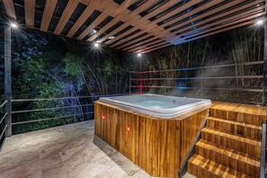 Bain à remous extérieur