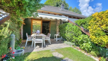 Townhouse Standar, beberapa kamar, 2 kamar mandi (The Green Emerald Family Retreat) | Tempat makan outdoor