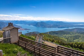 A wooden observation deck with a sign reading "Pordo Soave di Altipiano" overlooking a lake and mountains. - The Green Emerald Family Retreat With Private Garden (Gignese)