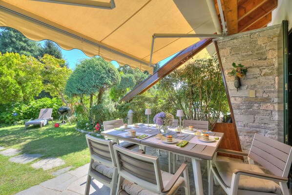 Outdoor dining - The Green Emerald Family Retreat (Gignese)