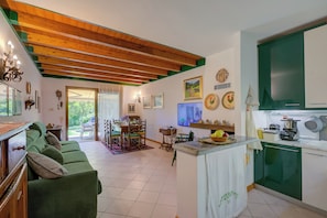 สแตนดาร์ดทาวน์โฮม, หลายห้องนอน, 2 ห้องน้ำ (The Green Emerald Family Retreat) | บริเวณนั่งเล่น | สมาร์ททีวี 21 นิ้ว พร้อมช่องดิจิตอล, เครื่องเล่นวิดีโอเกม