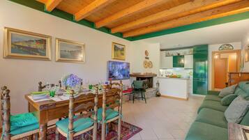 Townhouse Standar, beberapa kamar, 2 kamar mandi (The Green Emerald Family Retreat) | Area keluarga | Smart TV 21-inci dengan saluran TV digital dan konsol video game