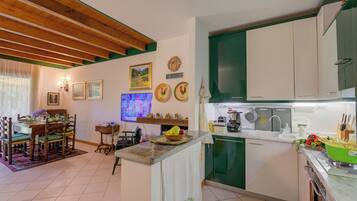 Kühlschrank, Mikrowelle, Ofen, Herdplatte