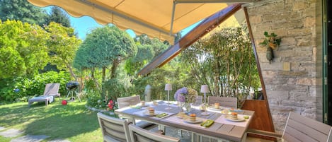 Standard-Stadtwohnung, Mehrere Schlafzimmer, 2 Bäder (The Green Emerald Family Retreat) | Speisen im Freien