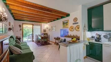 Standard-Stadtwohnung, Mehrere Schlafzimmer, 2 Bäder (The Green Emerald Family Retreat) | Wohnbereich | 21-Zoll-Smart-TV mit Digitalempfang, Videospielkonsole