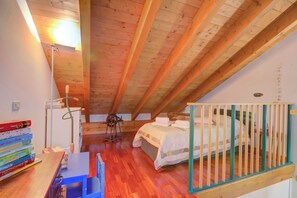 Standaard resortwoning, meerdere slaapkamers, 2 badkamers (The Green Emerald Family Retreat) | 3 slaapkamers, een laptopwerkplek, een strijkplank/strijkijzer