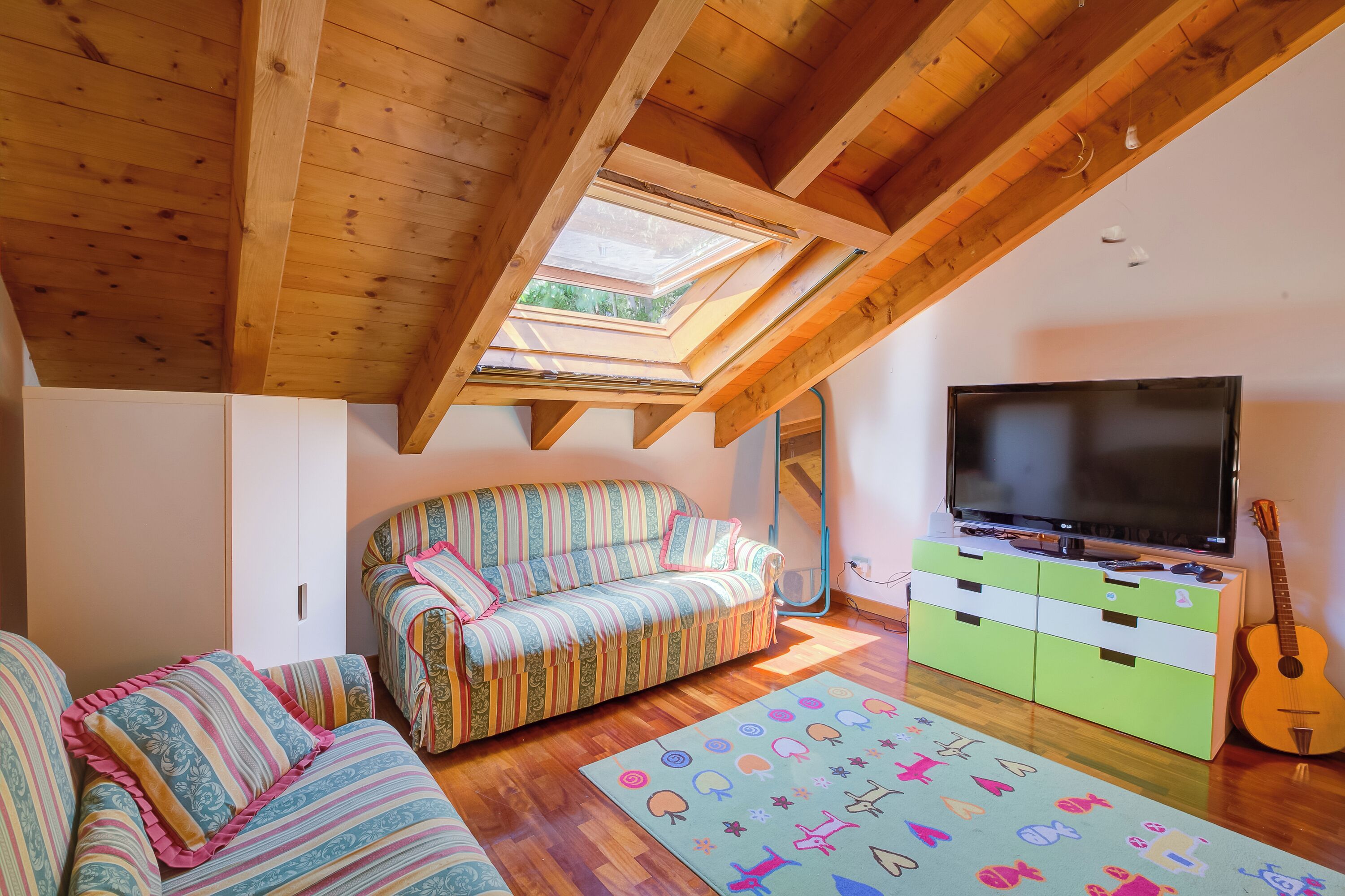 Townhouse Standar, beberapa kamar, 2 kamar mandi (The Green Emerald Family Retreat) | Area keluarga | Smart TV 21-inci dengan saluran TV digital dan konsol video game