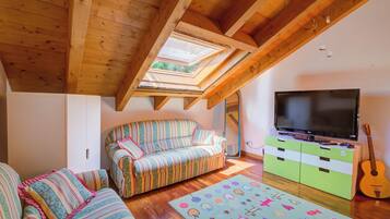 Townhouse Standar, beberapa kamar, 2 kamar mandi (The Green Emerald Family Retreat) | Area keluarga | Smart TV 21-inci dengan saluran TV digital dan konsol video game